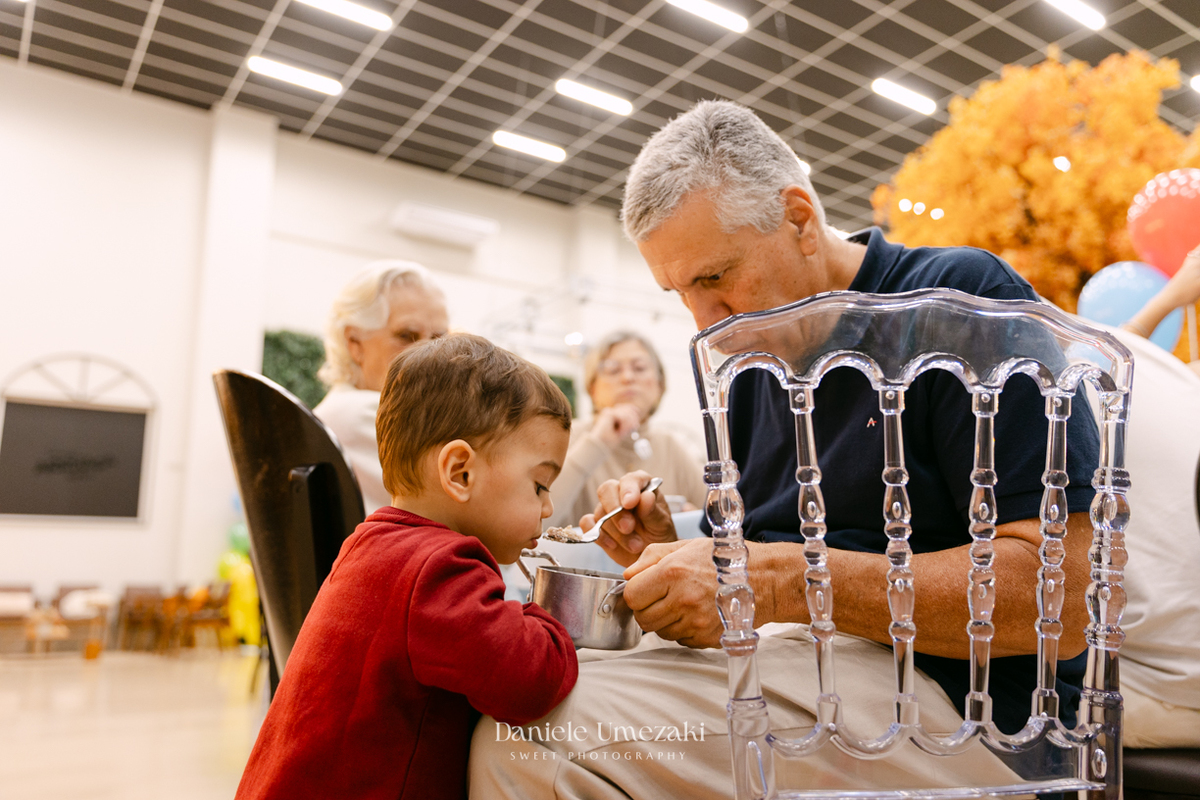 Pedro brincando durante seu aniversário de 2 anos no Buffet Santa Arruaça em Mogi das Cruzes, com decoração da Érica, da Doce de Laço, fotografado por Dani Umezaki.