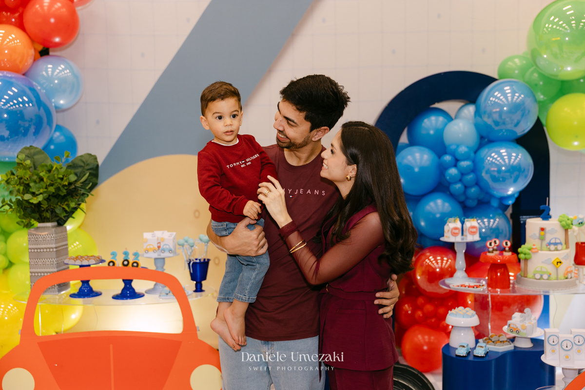 Pedro brincando durante seu aniversário de 2 anos no Buffet Santa Arruaça em Mogi das Cruzes, com decoração da Érica, da Doce de Laço, fotografado por Dani Umezaki.