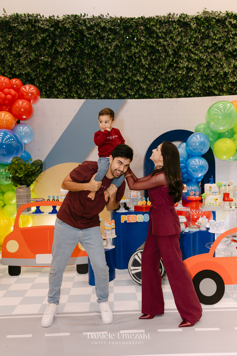 Pedro brincando durante seu aniversário de 2 anos no Buffet Santa Arruaça em Mogi das Cruzes, com decoração da Érica, da Doce de Laço, fotografado por Dani Umezaki.