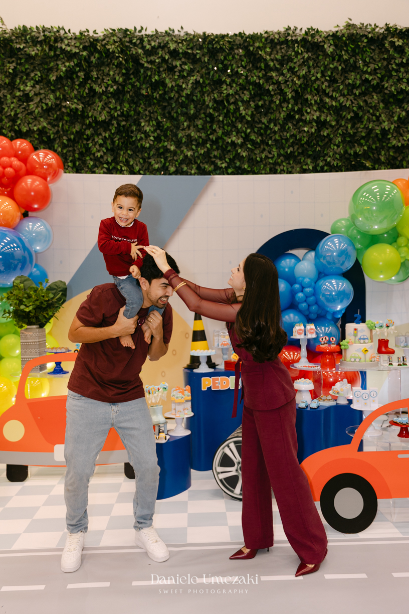 Pedro brincando durante seu aniversário de 2 anos no Buffet Santa Arruaça em Mogi das Cruzes, com decoração da Érica, da Doce de Laço, fotografado por Dani Umezaki.