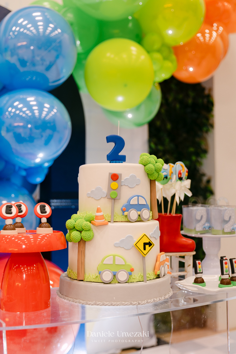 Pedro brincando durante seu aniversário de 2 anos no Buffet Santa Arruaça em Mogi das Cruzes, com decoração da Érica, da Doce de Laço, fotografado por Dani Umezaki.