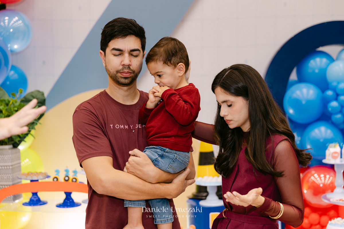 Pedro brincando durante seu aniversário de 2 anos no Buffet Santa Arruaça em Mogi das Cruzes, com decoração da Érica, da Doce de Laço, fotografado por Dani Umezaki.