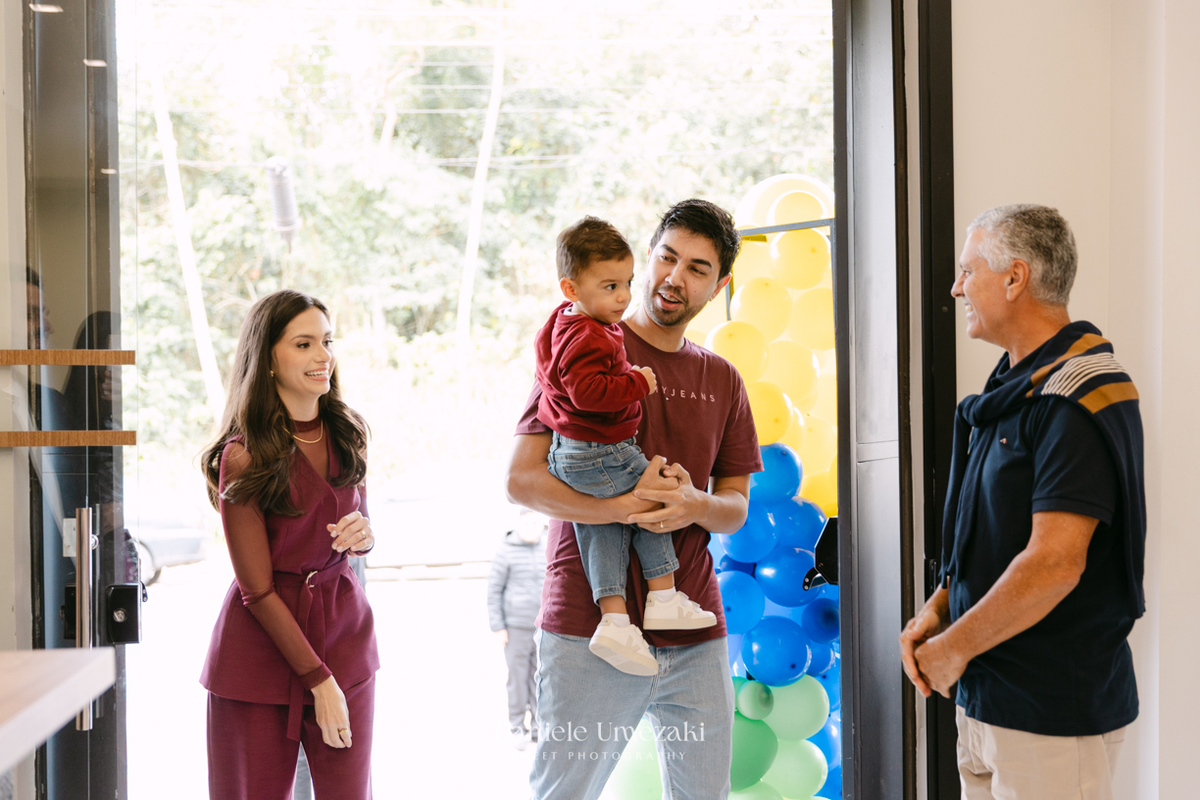 Pedro brincando durante seu aniversário de 2 anos no Buffet Santa Arruaça em Mogi das Cruzes, com decoração da Érica, da Doce de Laço, fotografado por Dani Umezaki.