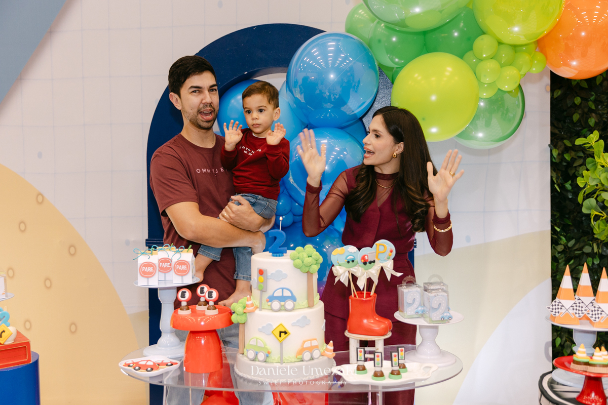 Pedro brincando durante seu aniversário de 2 anos no Buffet Santa Arruaça em Mogi das Cruzes, com decoração da Érica, da Doce de Laço, fotografado por Dani Umezaki.