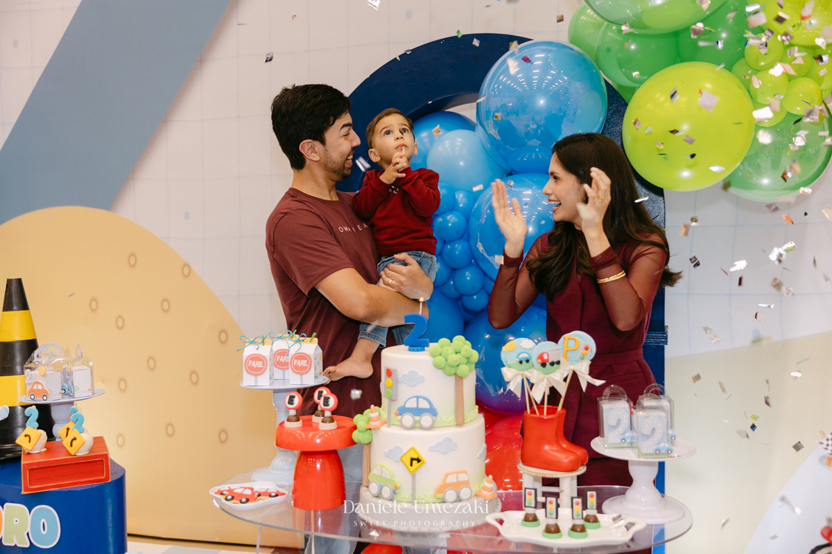 Pedro brincando durante seu aniversário de 2 anos no Buffet Santa Arruaça em Mogi das Cruzes, com decoração da Érica, da Doce de Laço, fotografado por Dani Umezaki.
