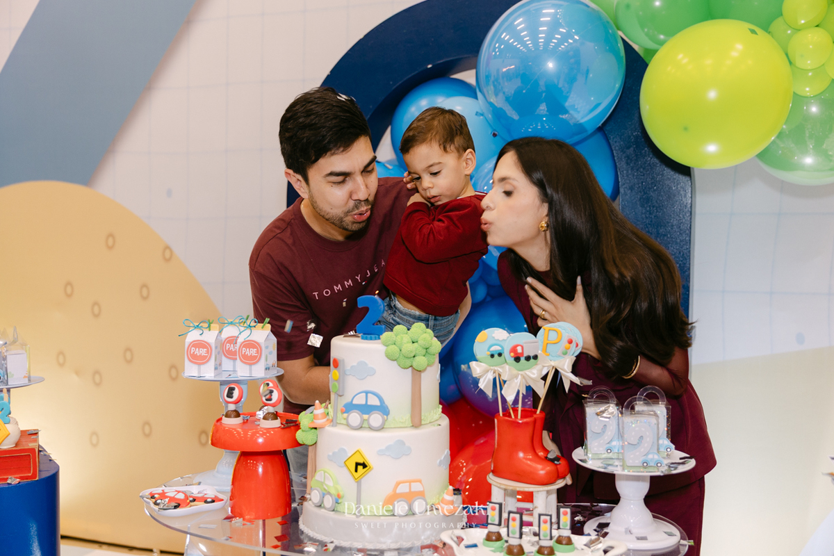 Pedro brincando durante seu aniversário de 2 anos no Buffet Santa Arruaça em Mogi das Cruzes, com decoração da Érica, da Doce de Laço, fotografado por Dani Umezaki.