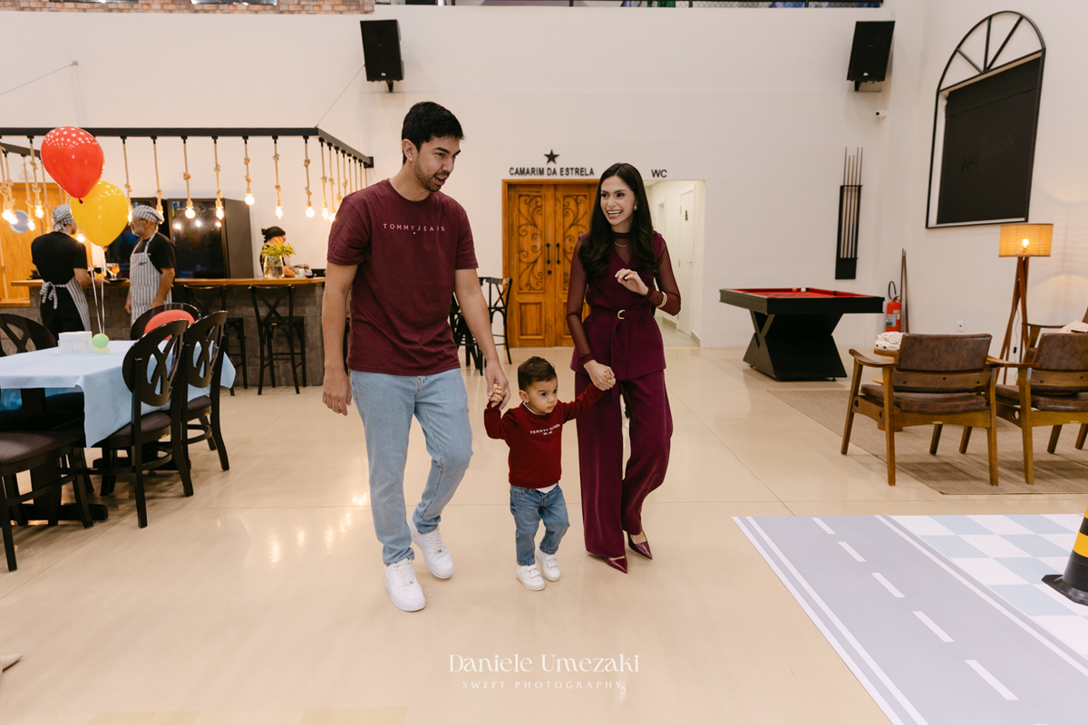 Pedro brincando durante seu aniversário de 2 anos no Buffet Santa Arruaça em Mogi das Cruzes, com decoração da Érica, da Doce de Laço, fotografado por Dani Umezaki.