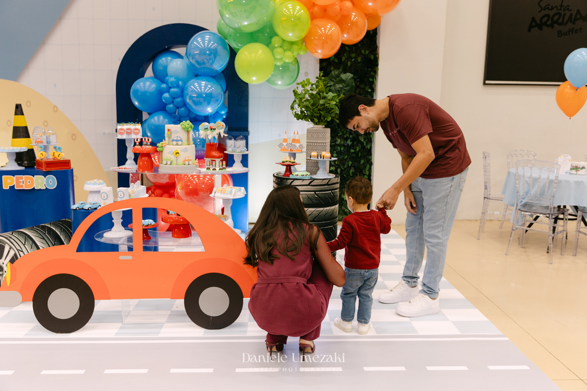 Pedro brincando durante seu aniversário de 2 anos no Buffet Santa Arruaça em Mogi das Cruzes, com decoração da Érica, da Doce de Laço, fotografado por Dani Umezaki.