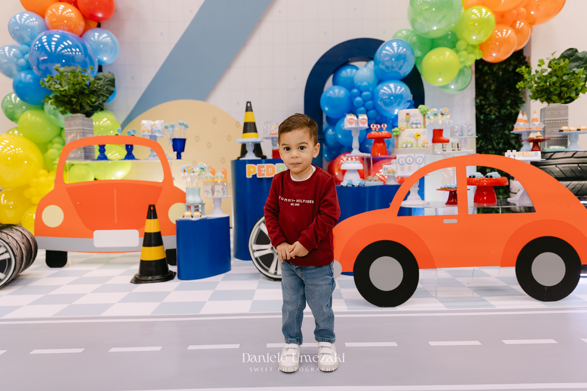 Pedro brincando durante seu aniversário de 2 anos no Buffet Santa Arruaça em Mogi das Cruzes, com decoração da Érica, da Doce de Laço, fotografado por Dani Umezaki.