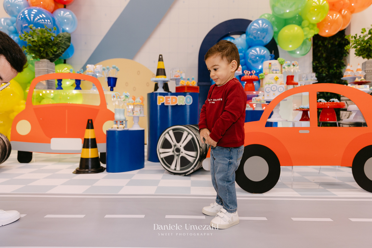 Pedro brincando durante seu aniversário de 2 anos no Buffet Santa Arruaça em Mogi das Cruzes, com decoração da Érica, da Doce de Laço, fotografado por Dani Umezaki.
