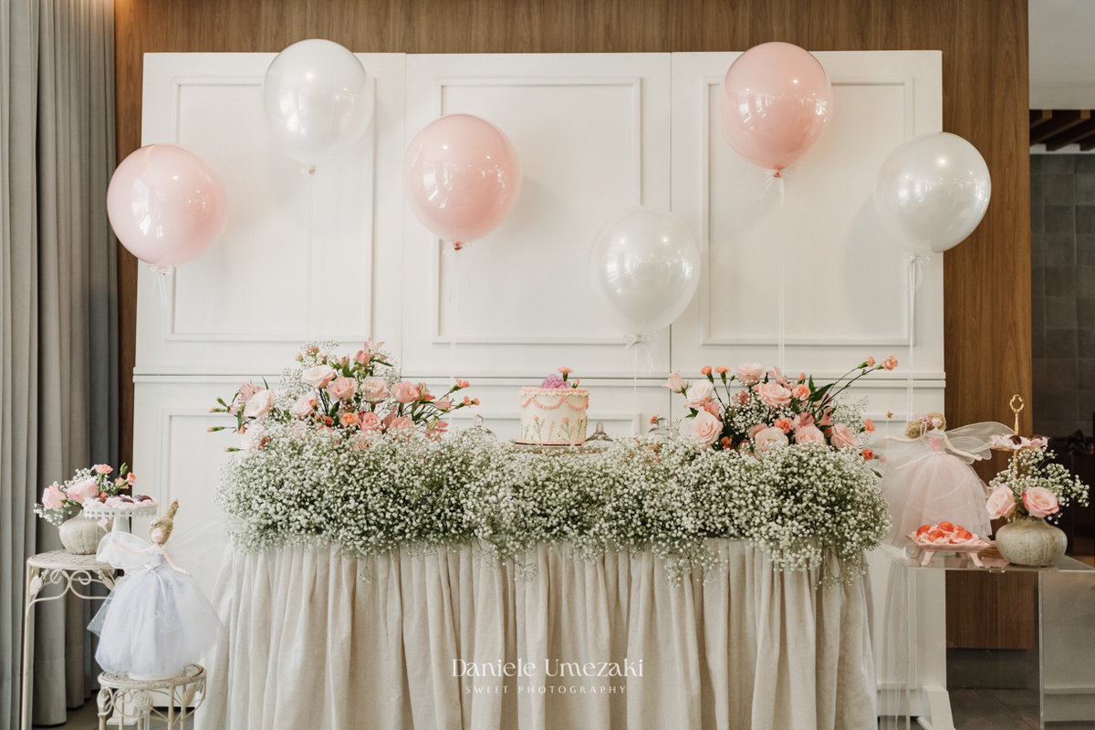 Decoração delicada do aniversário de 1 ano da Olivia em Mogi das Cruzes, assinada pela Cerejeira Decora.