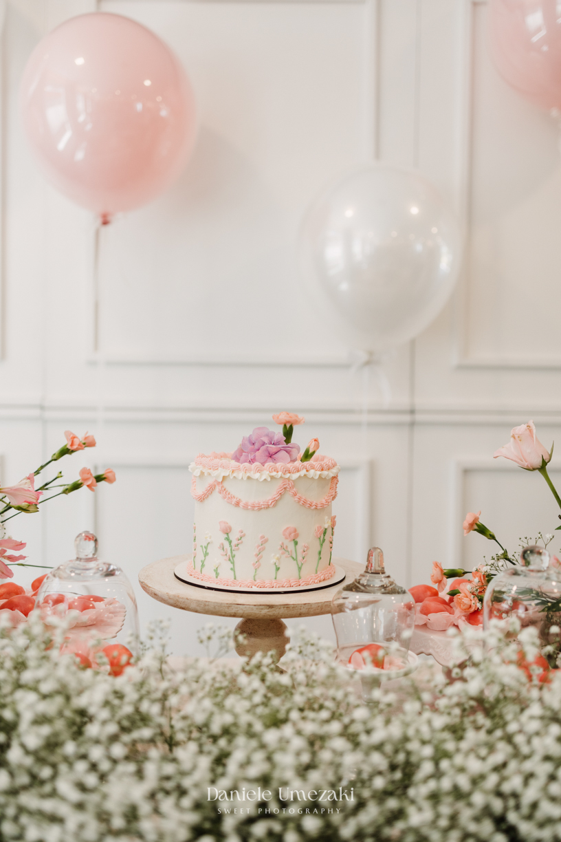Detalhes da mesa principal da festa de 1 ano da Olivia realizada em salão de condomínio em Mogi das Cruzes.