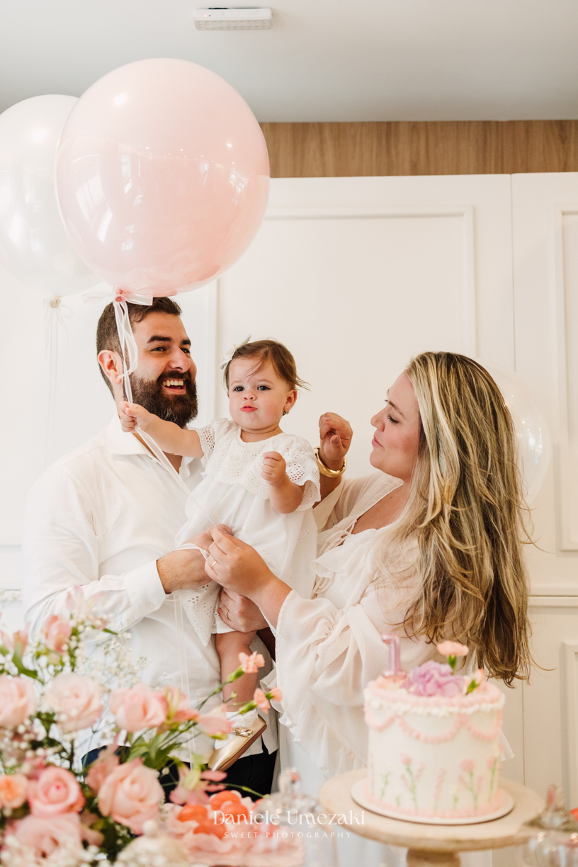 Olivia comemorando seu primeiro aniversário cercada pelo carinho da família.