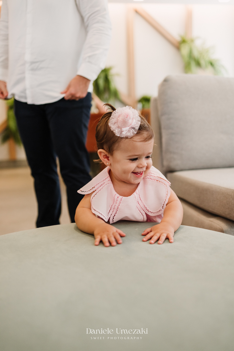 Olivia sorrindo durante sua festa de aniversário de 1 ano.