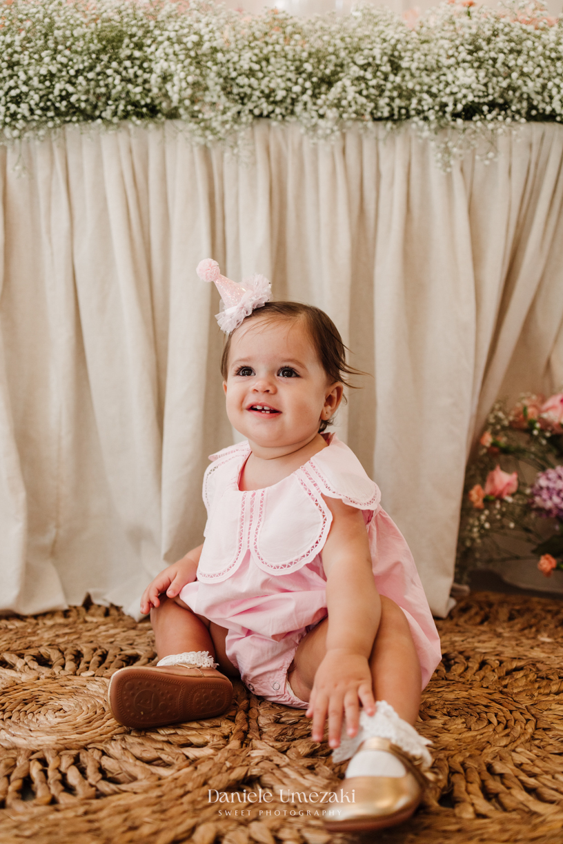 Olivia sorrindo durante sua festa de aniversário de 1 ano.