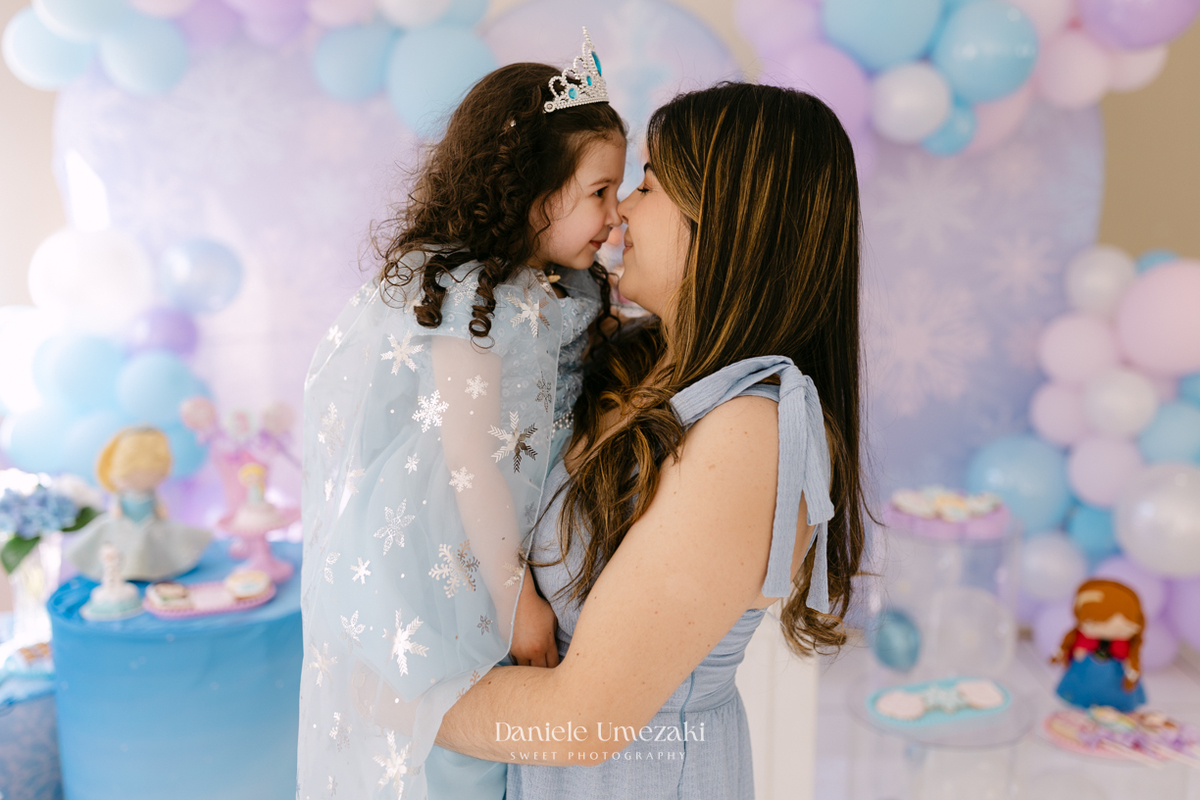 Elisa comemorando seu aniversário de 3 anos com tema Frozen em Mogi das Cruzes, cercada pela família e por uma decoração preparada com muito carinho