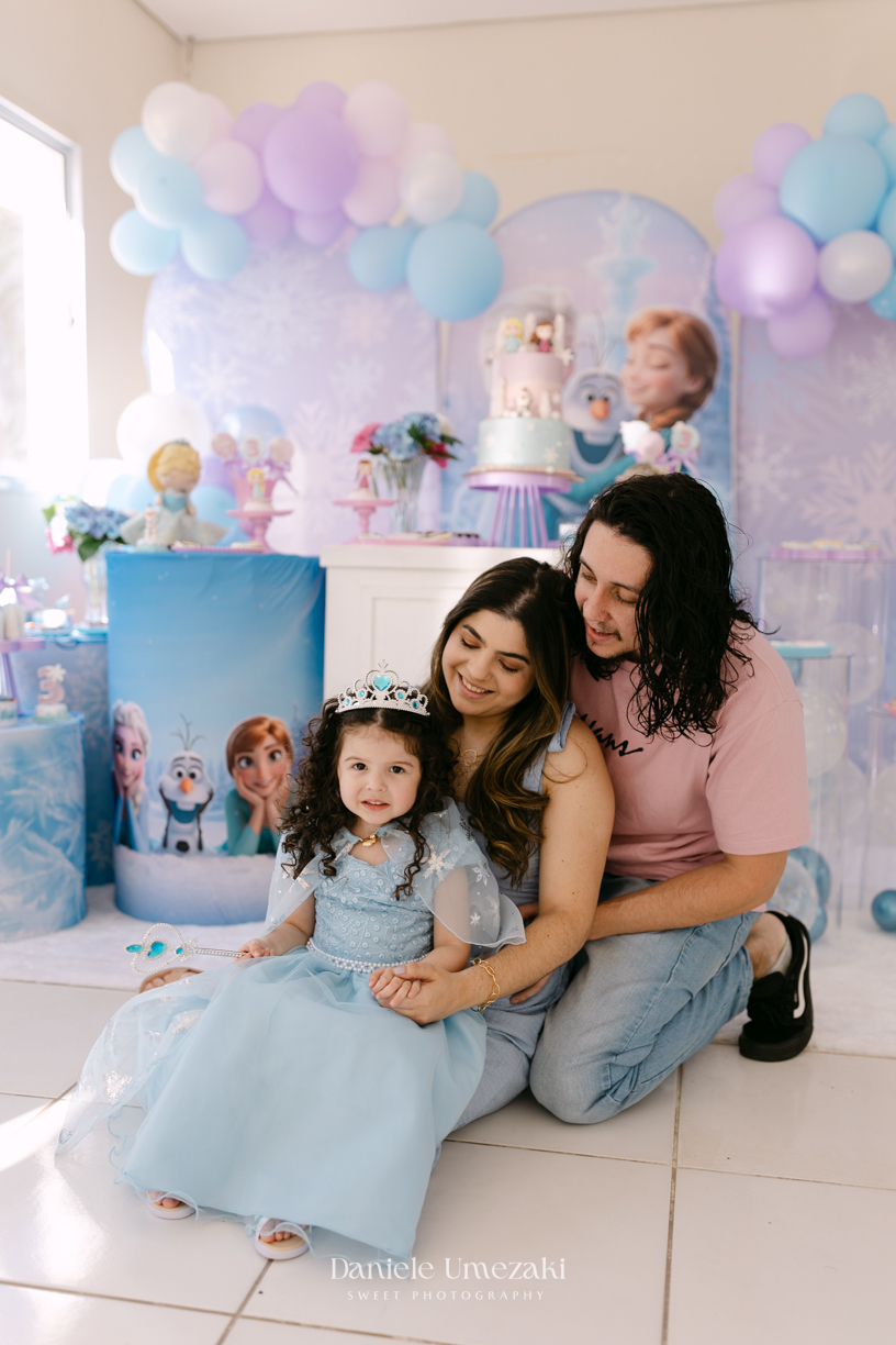 Elisa comemorando seu aniversário de 3 anos com tema Frozen em Mogi das Cruzes, cercada pela família e por uma decoração preparada com muito carinho