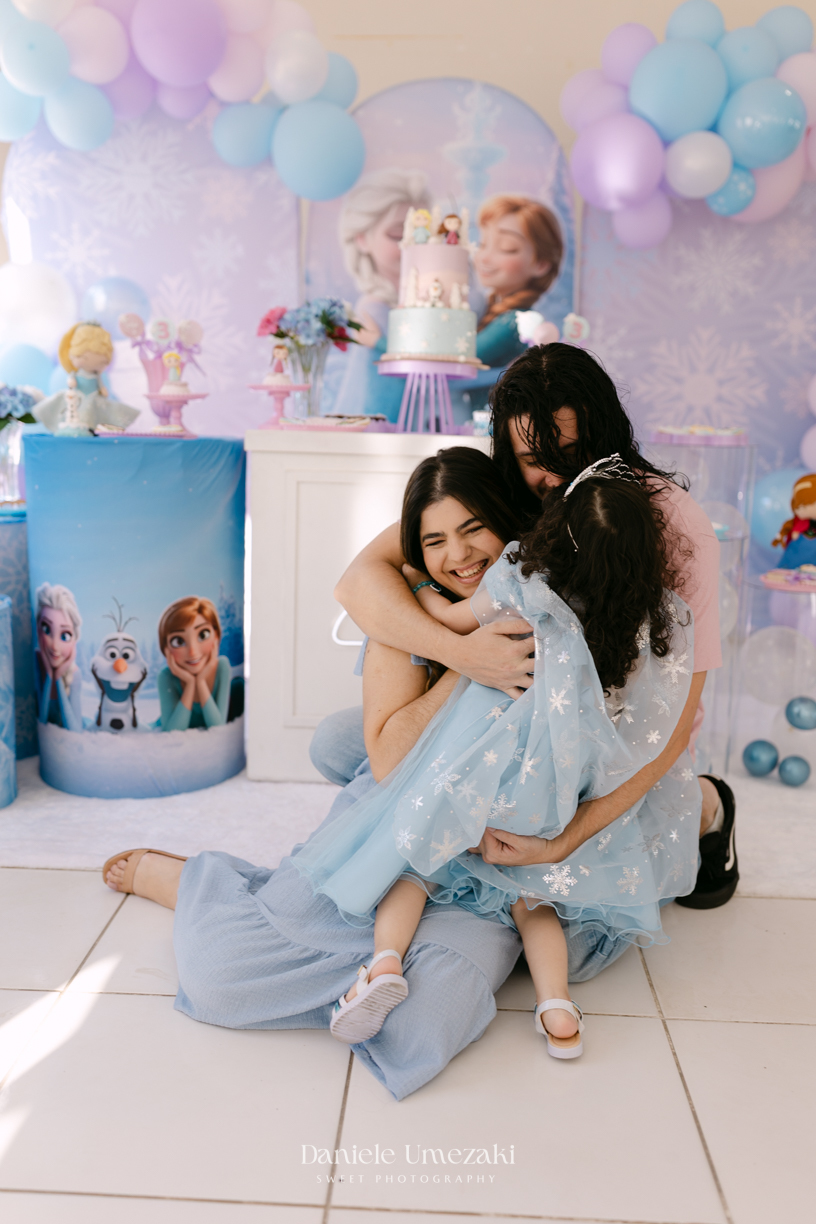 Elisa comemorando seu aniversário de 3 anos com tema Frozen em Mogi das Cruzes, cercada pela família e por uma decoração preparada com muito carinhoElisa comemorando seu aniversário de 3 anos com tema Frozen em Mogi das Cruzes, cercada pela família e por 