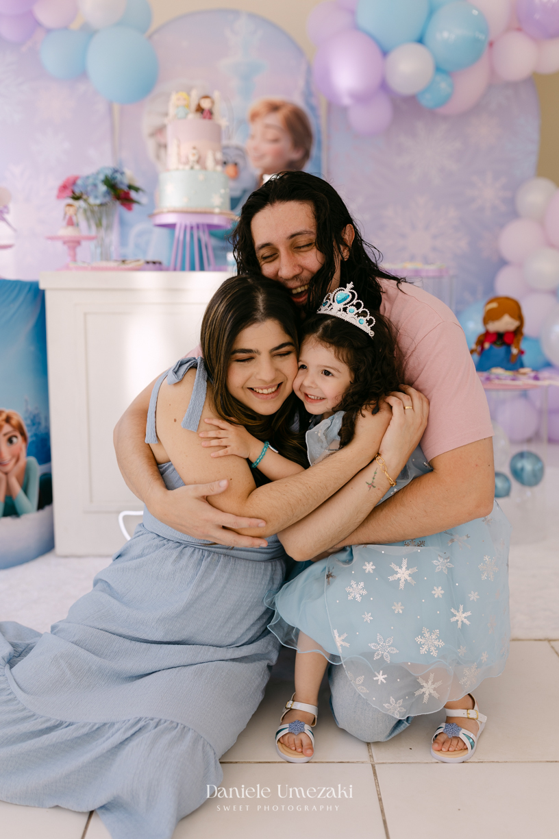 Elisa comemorando seu aniversário de 3 anos com tema Frozen em Mogi das Cruzes, cercada pela família e por uma decoração preparada com muito carinho
