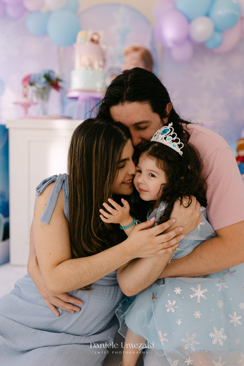 Elisa comemorando seu aniversário de 3 anos com tema Frozen em Mogi das Cruzes, cercada pela família e por uma decoração preparada com muito carinho