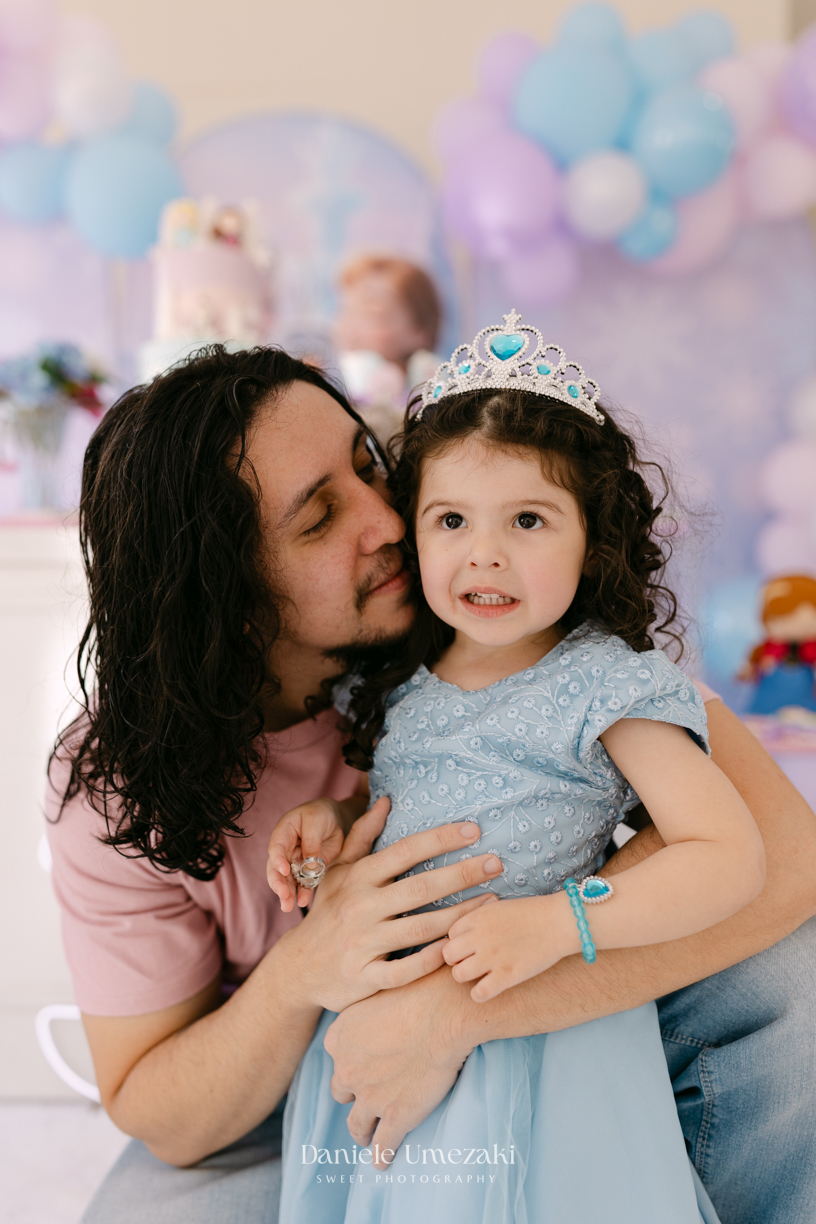 Elisa comemorando seu aniversário de 3 anos com tema Frozen em Mogi das Cruzes, cercada pela família e por uma decoração preparada com muito carinho