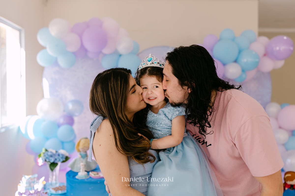 Elisa comemorando seu aniversário de 3 anos com tema Frozen em Mogi das Cruzes, cercada pela família e por uma decoração preparada com muito carinho