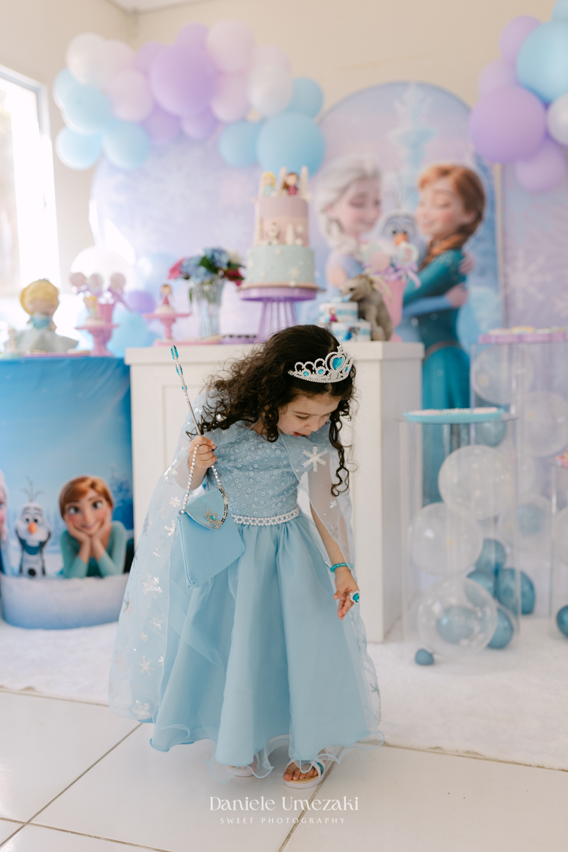 Elisa comemorando seu aniversário de 3 anos com tema Frozen em Mogi das Cruzes, cercada pela família e por uma decoração preparada com muito carinho
