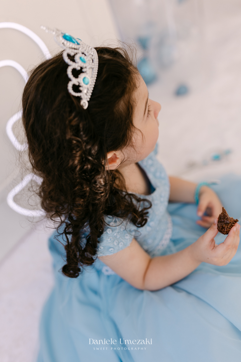 Elisa comemorando seu aniversário de 3 anos com tema Frozen em Mogi das Cruzes, cercada pela família e por uma decoração preparada com muito carinho