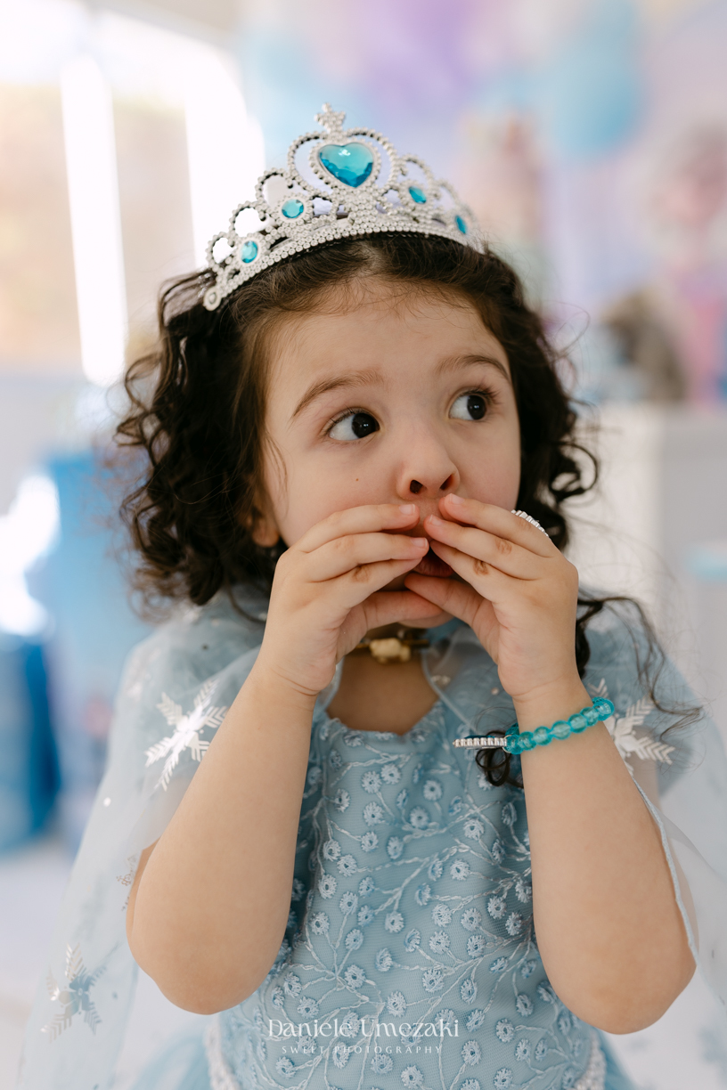 Elisa comemorando seu aniversário de 3 anos com tema Frozen em Mogi das Cruzes, cercada pela família e por uma decoração preparada com muito carinho