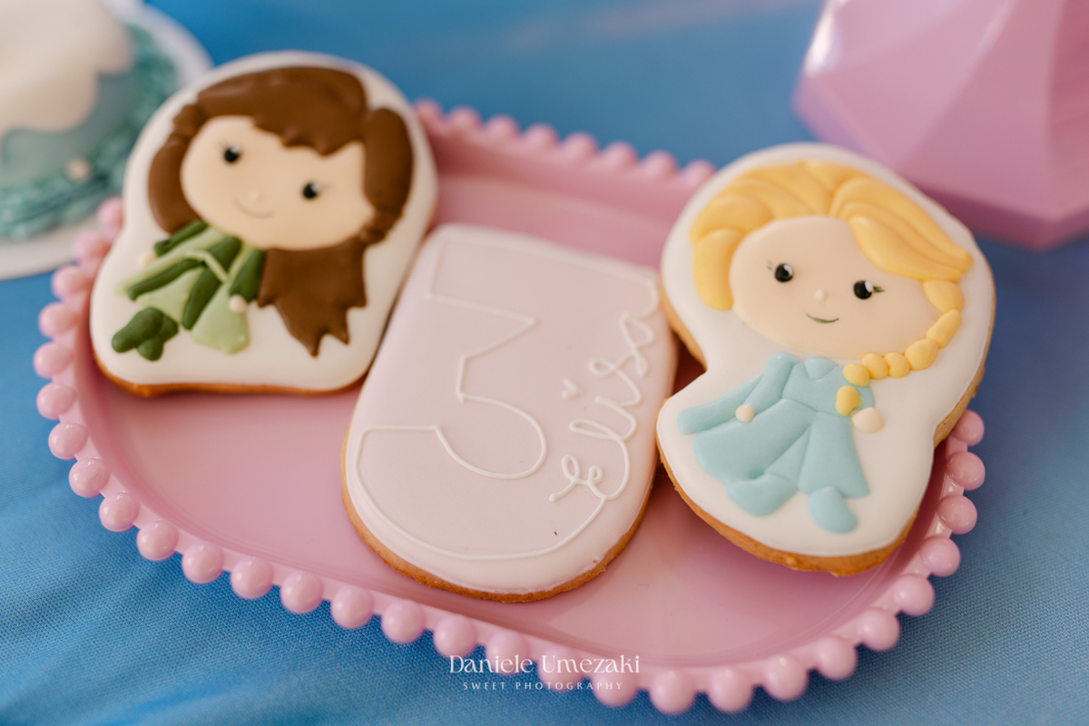 Elisa comemorando seu aniversário de 3 anos com tema Frozen em Mogi das Cruzes, cercada pela família e por uma decoração preparada com muito carinho
