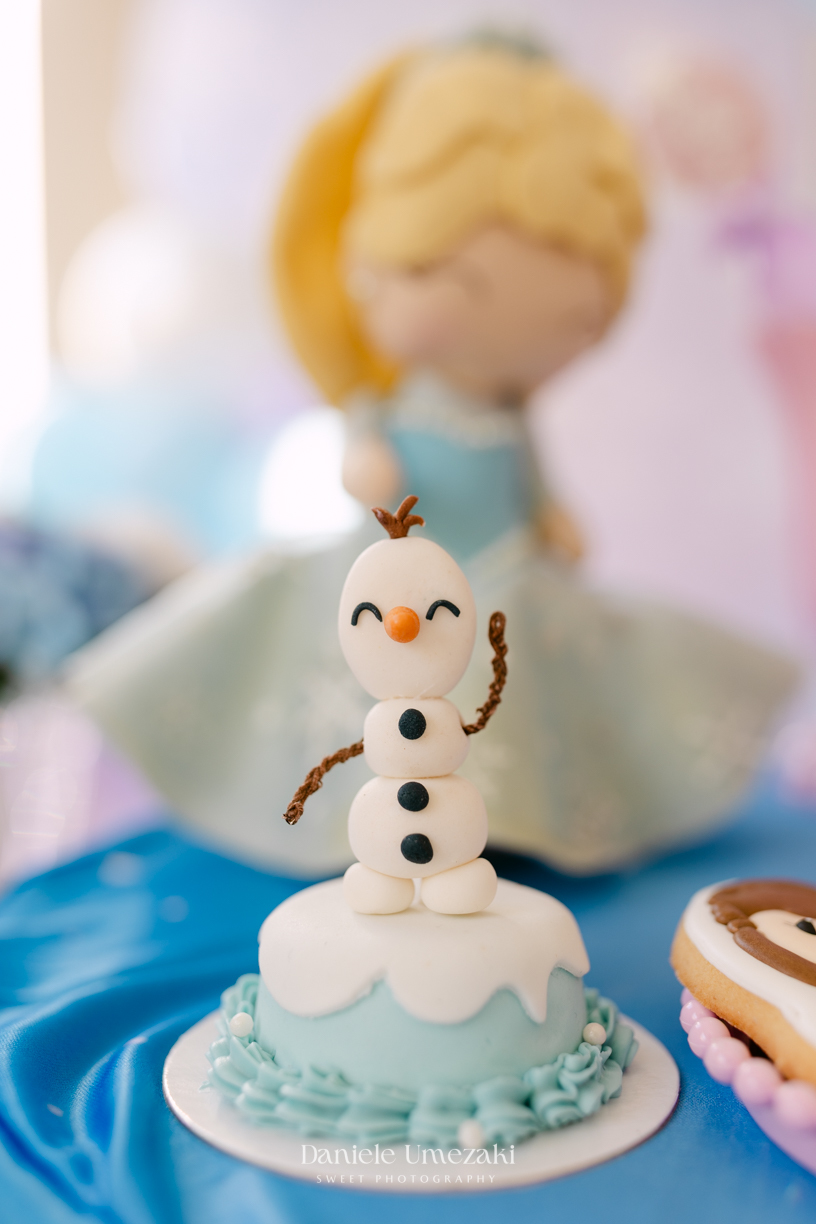 Elisa comemorando seu aniversário de 3 anos com tema Frozen em Mogi das Cruzes, cercada pela família e por uma decoração preparada com muito carinho