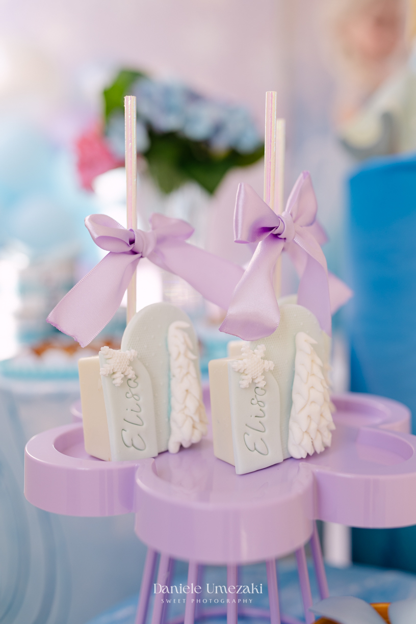 Elisa comemorando seu aniversário de 3 anos com tema Frozen em Mogi das Cruzes, cercada pela família e por uma decoração preparada com muito carinhoElisa comemorando seu aniversário de 3 anos com tema Frozen em Mogi das Cruzes, cercada pela família e por 