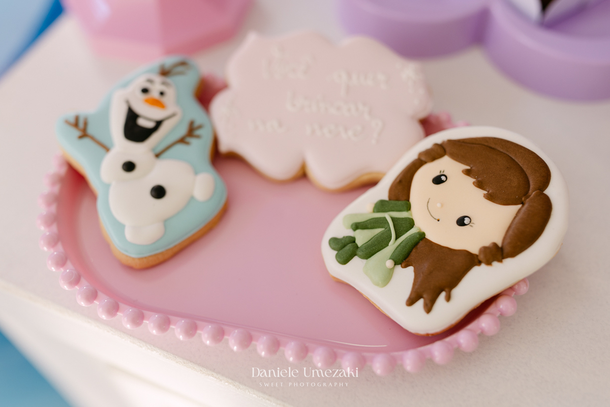Elisa comemorando seu aniversário de 3 anos com tema Frozen em Mogi das Cruzes, cercada pela família e por uma decoração preparada com muito carinho