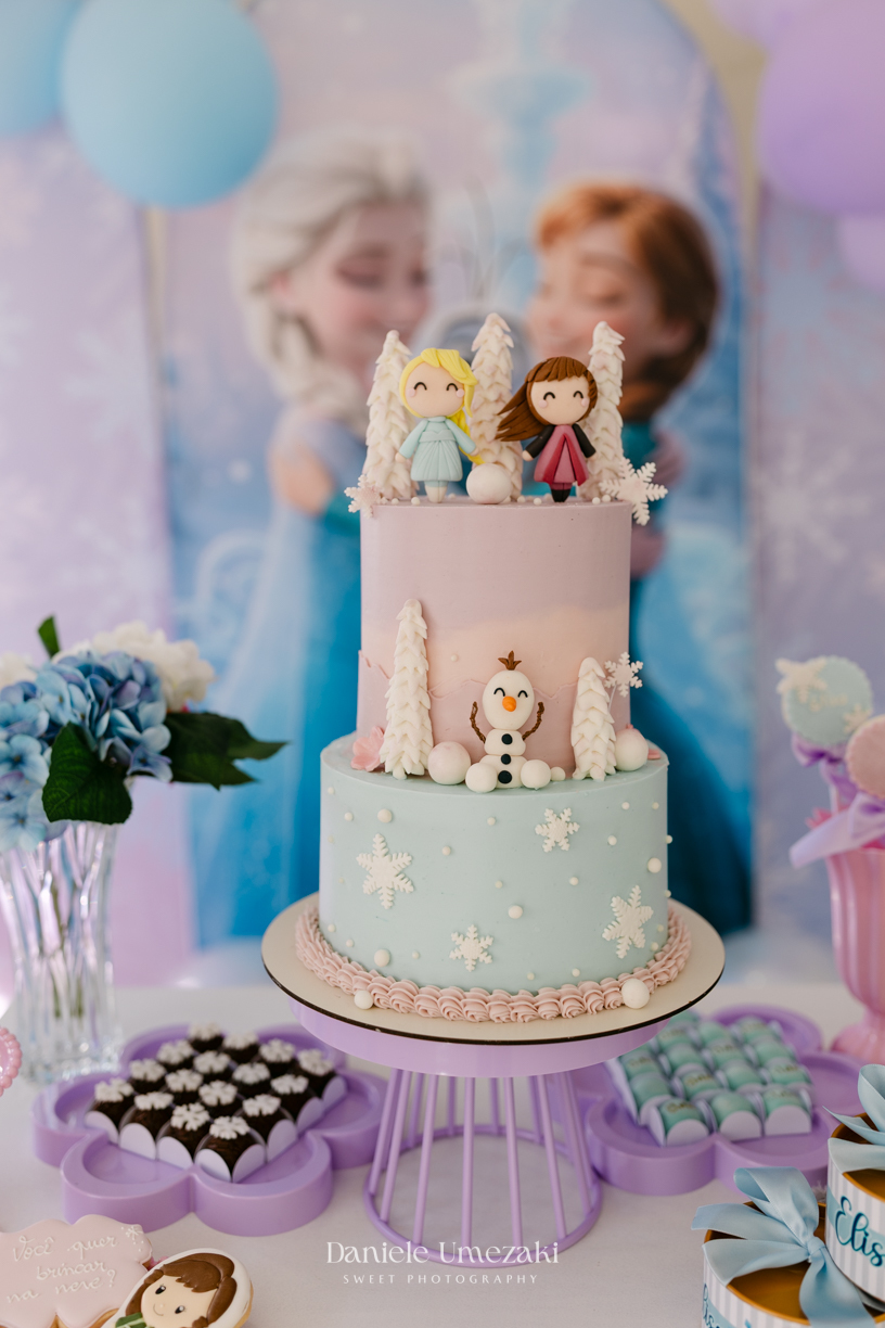 Elisa comemorando seu aniversário de 3 anos com tema Frozen em Mogi das Cruzes, cercada pela família e por uma decoração preparada com muito carinho