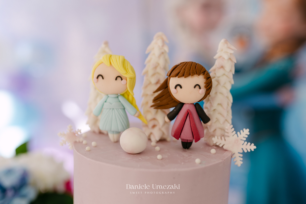 Elisa comemorando seu aniversário de 3 anos com tema Frozen em Mogi das Cruzes, cercada pela família e por uma decoração preparada com muito carinho