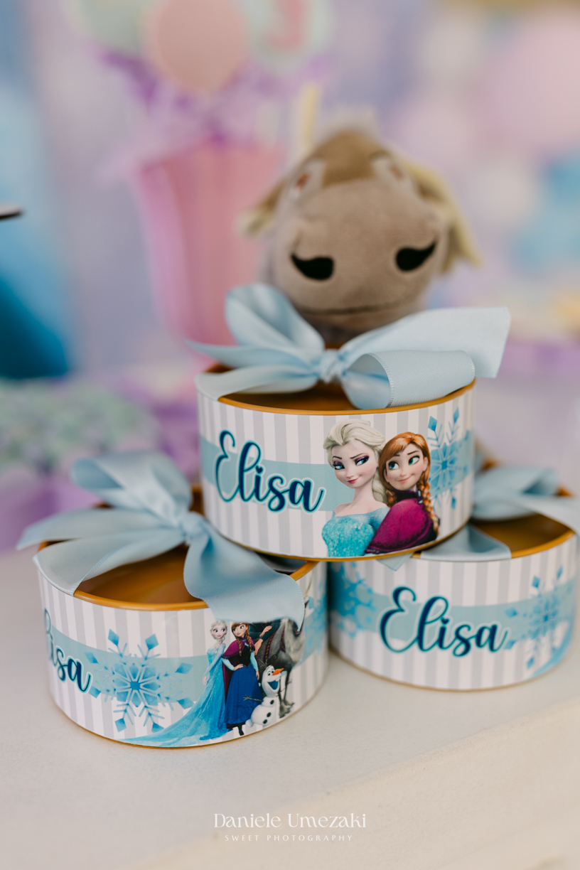 Elisa comemorando seu aniversário de 3 anos com tema Frozen em Mogi das Cruzes, cercada pela família e por uma decoração preparada com muito carinho