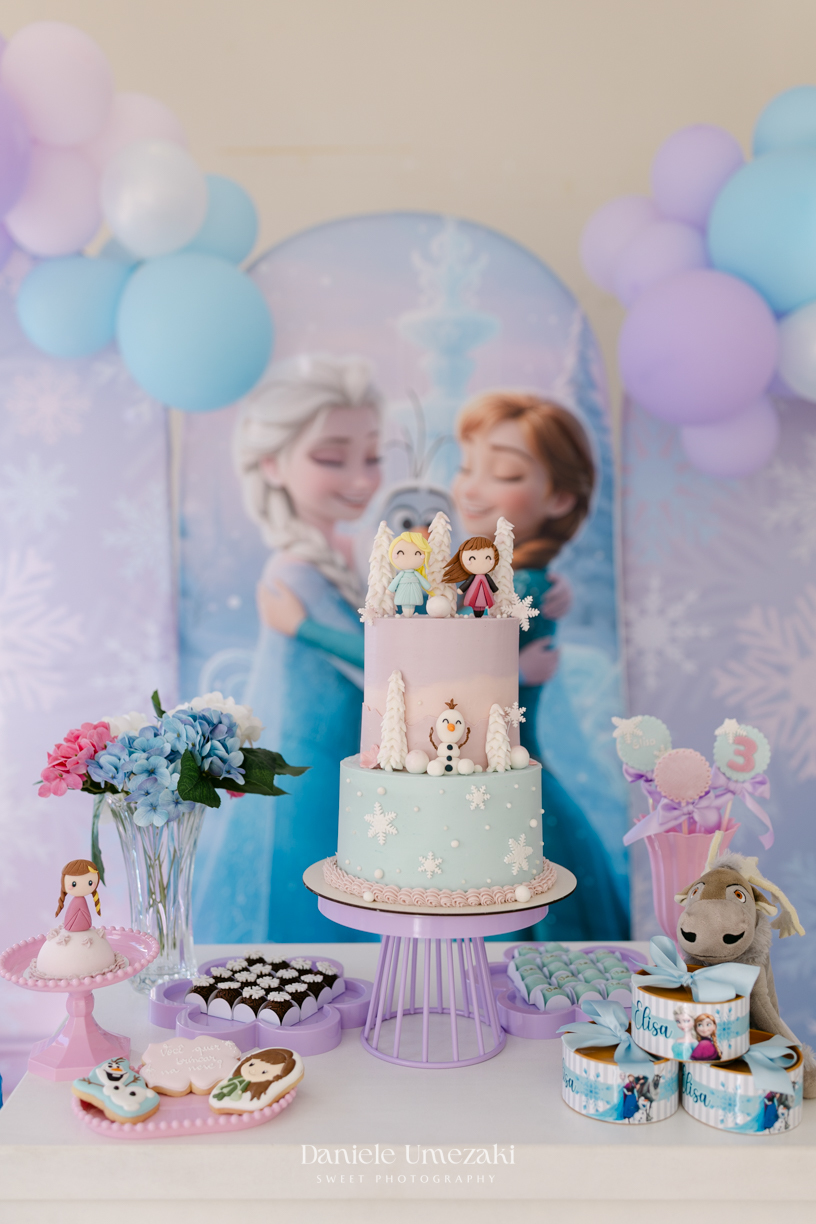 Elisa comemorando seu aniversário de 3 anos com tema Frozen em Mogi das Cruzes, cercada pela família e por uma decoração preparada com muito carinho