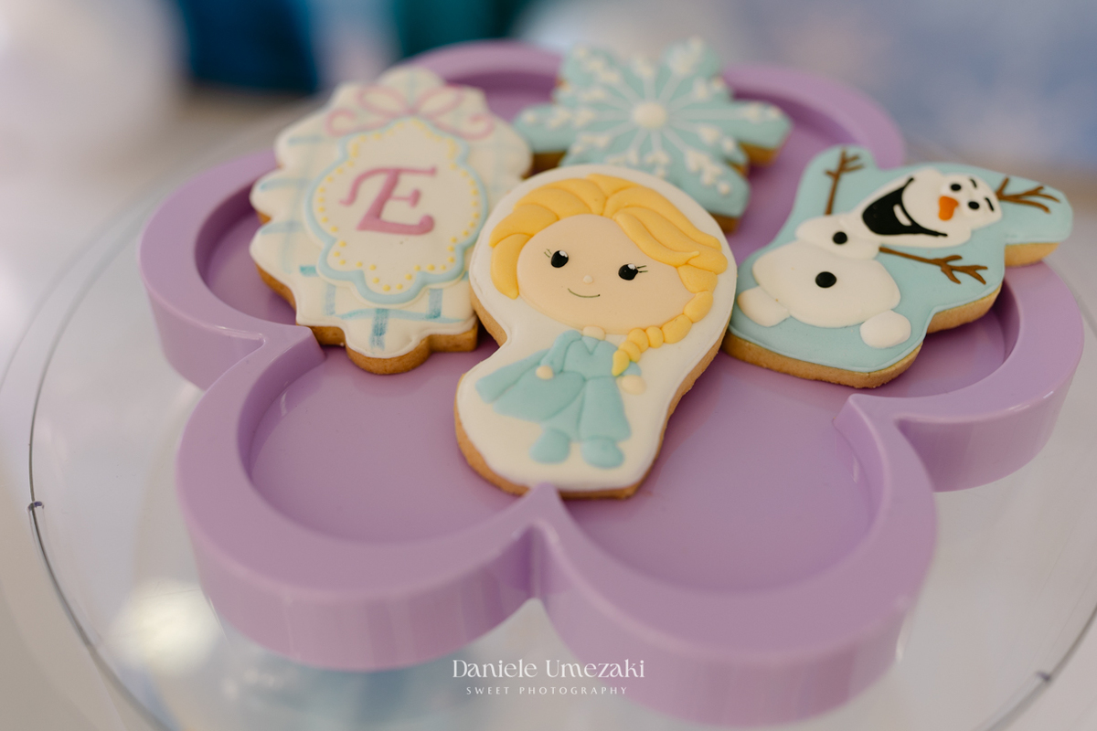 Elisa comemorando seu aniversário de 3 anos com tema Frozen em Mogi das Cruzes, cercada pela família e por uma decoração preparada com muito carinho