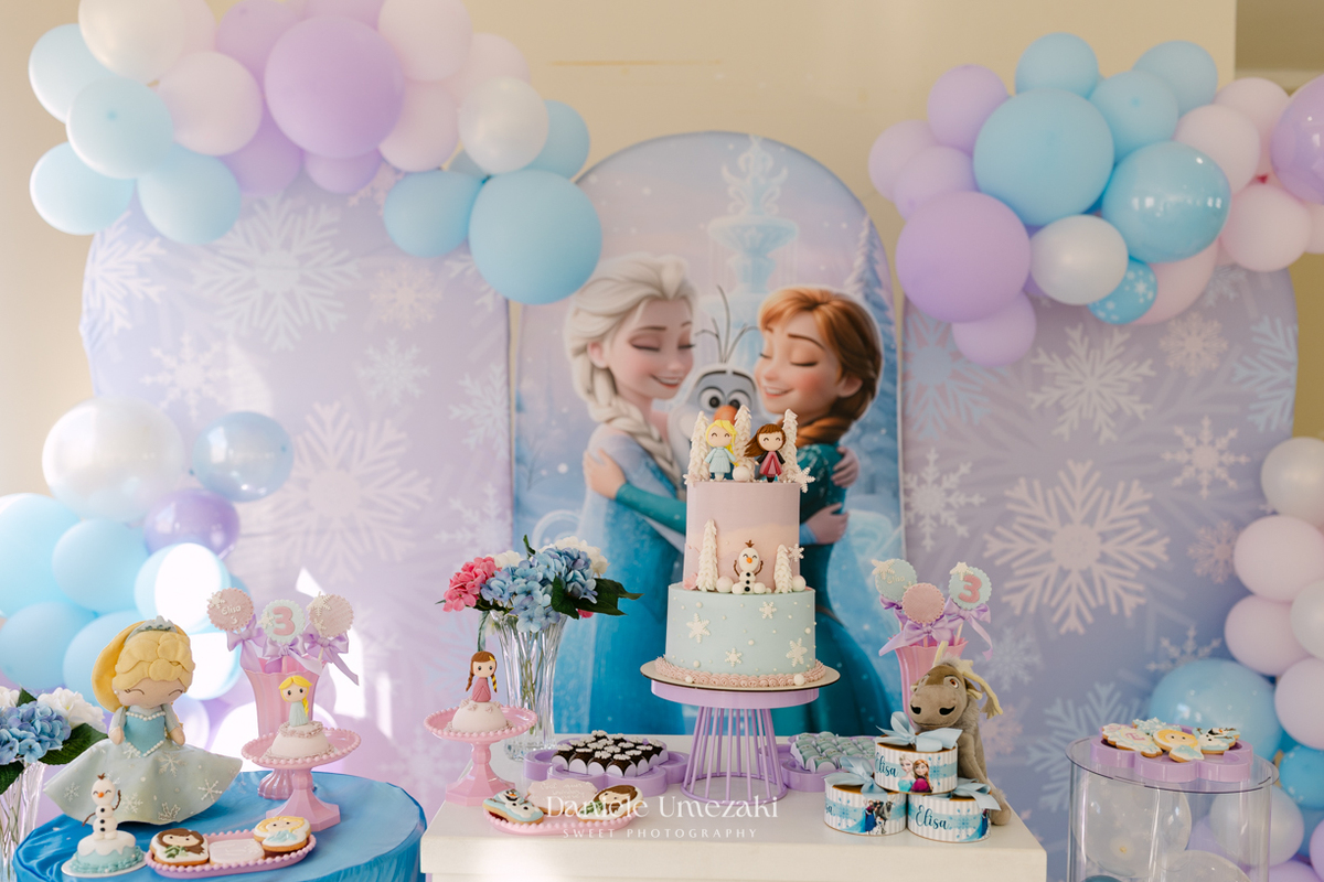 Elisa comemorando seu aniversário de 3 anos com tema Frozen em Mogi das Cruzes, cercada pela família e por uma decoração preparada com muito carinho