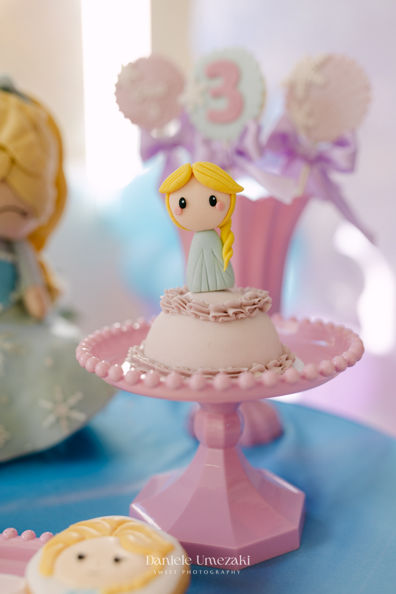 Elisa comemorando seu aniversário de 3 anos com tema Frozen em Mogi das Cruzes, cercada pela família e por uma decoração preparada com muito carinho