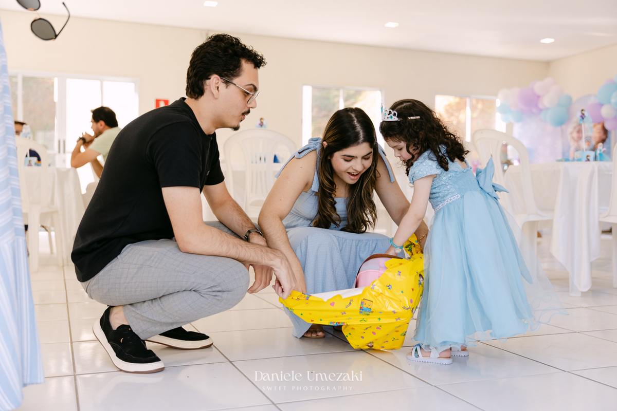 Elisa comemorando seu aniversário de 3 anos com tema Frozen em Mogi das Cruzes, cercada pela família e por uma decoração preparada com muito carinho