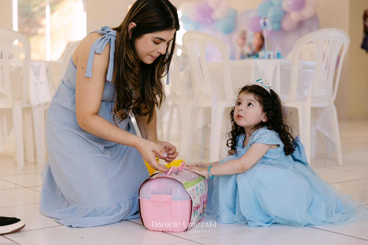 Elisa comemorando seu aniversário de 3 anos com tema Frozen em Mogi das Cruzes, cercada pela família e por uma decoração preparada com muito carinho