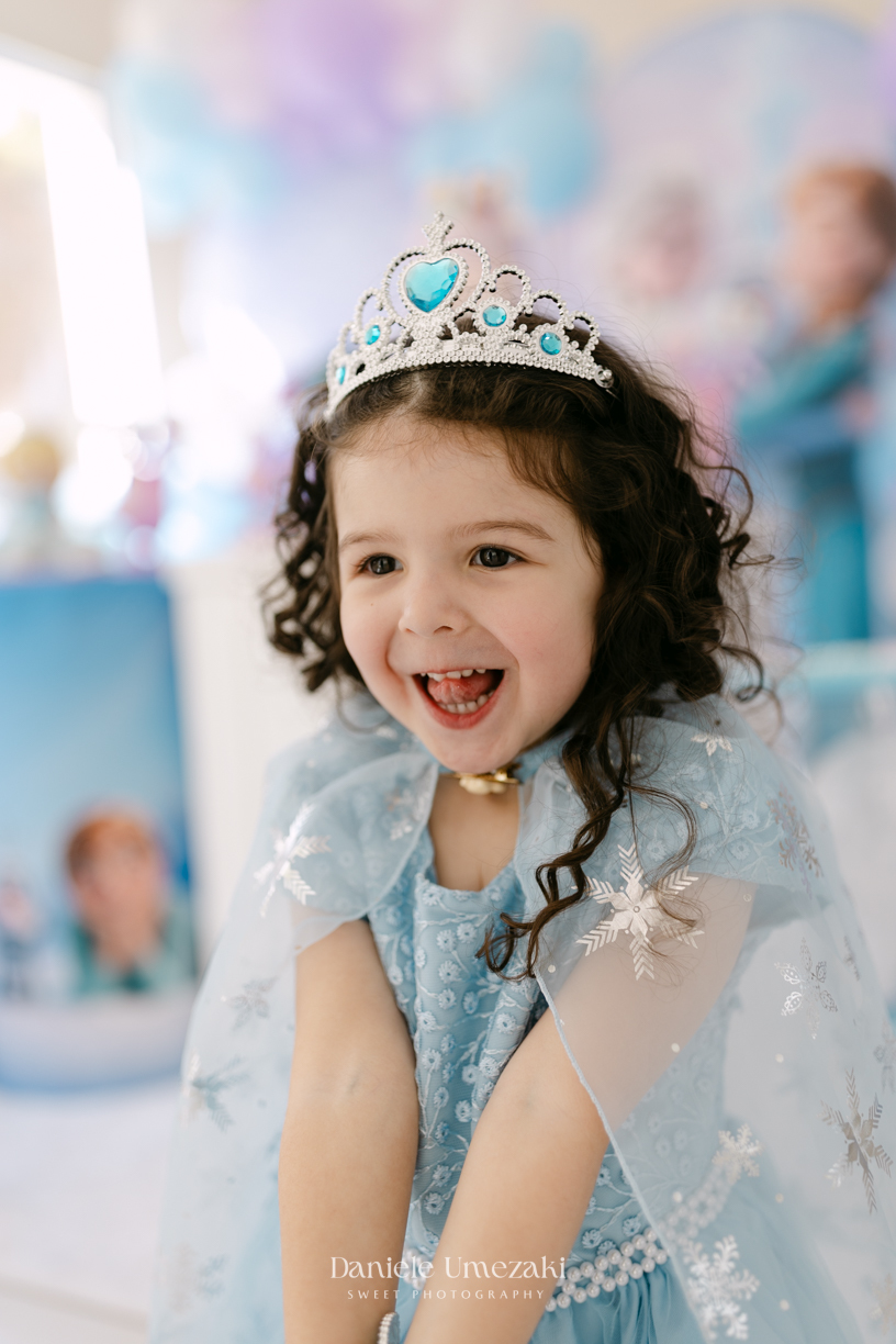 Elisa comemorando seu aniversário de 3 anos com tema Frozen em Mogi das Cruzes, cercada pela família e por uma decoração preparada com muito carinho