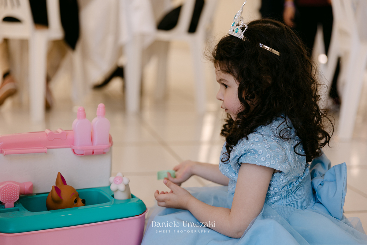 Elisa comemorando seu aniversário de 3 anos com tema Frozen em Mogi das Cruzes, cercada pela família e por uma decoração preparada com muito carinho