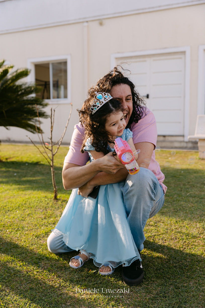 Elisa comemorando seu aniversário de 3 anos com tema Frozen em Mogi das Cruzes, cercada pela família e por uma decoração preparada com muito carinho