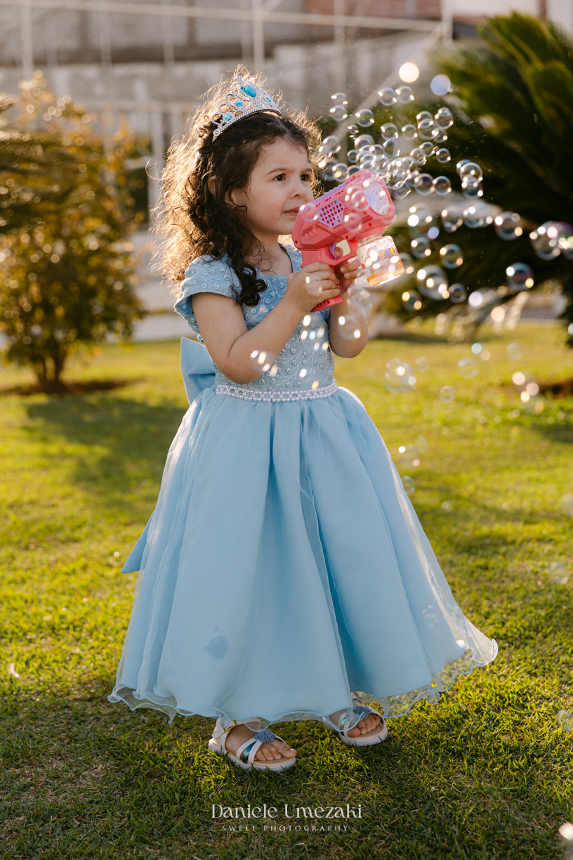 Elisa comemorando seu aniversário de 3 anos com tema Frozen em Mogi das Cruzes, cercada pela família e por uma decoração preparada com muito carinho