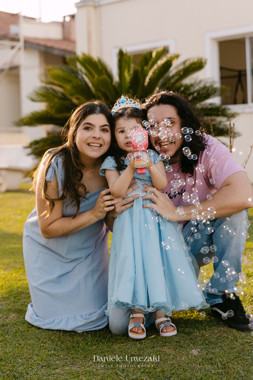 Elisa comemorando seu aniversário de 3 anos com tema Frozen em Mogi das Cruzes, cercada pela família e por uma decoração preparada com muito carinho