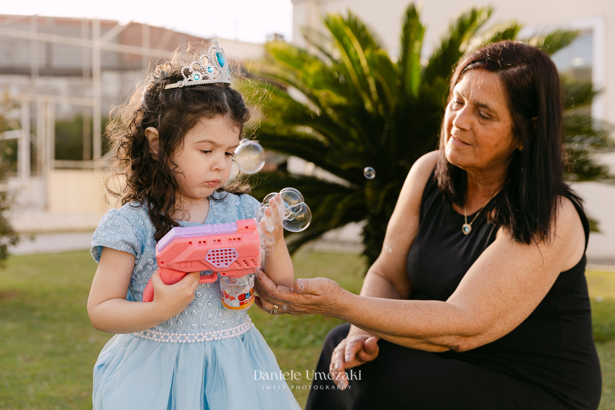 Elisa comemorando seu aniversário de 3 anos com tema Frozen em Mogi das Cruzes, cercada pela família e por uma decoração preparada com muito carinho
