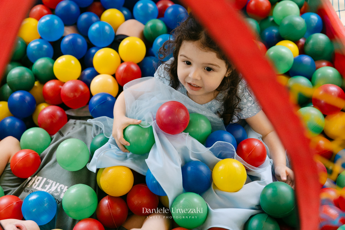 Elisa comemorando seu aniversário de 3 anos com tema Frozen em Mogi das Cruzes, cercada pela família e por uma decoração preparada com muito carinho