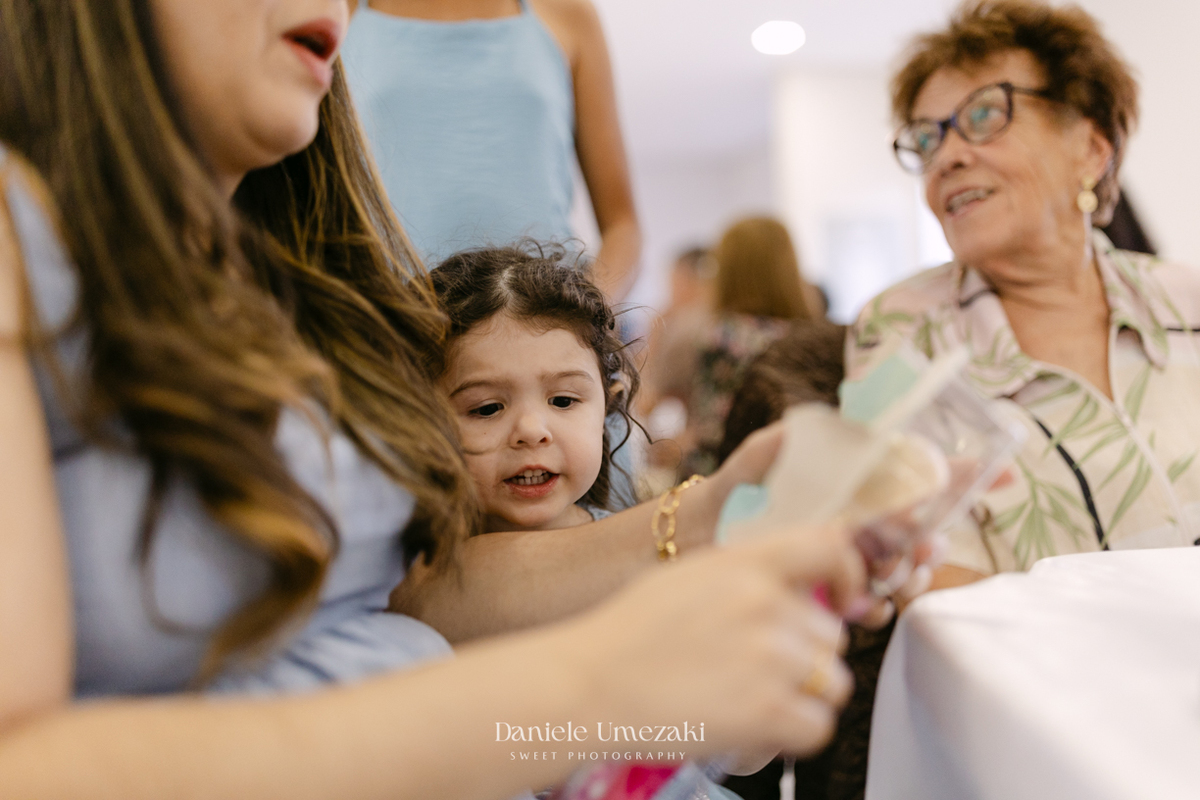 Elisa comemorando seu aniversário de 3 anos com tema Frozen em Mogi das Cruzes, cercada pela família e por uma decoração preparada com muito carinho